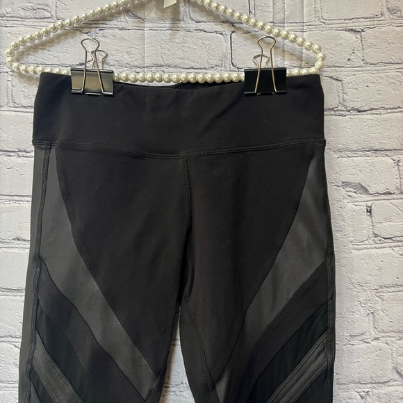 ALO YOGA EPIC LEGGING IN BLACK - Picture 9 of 10